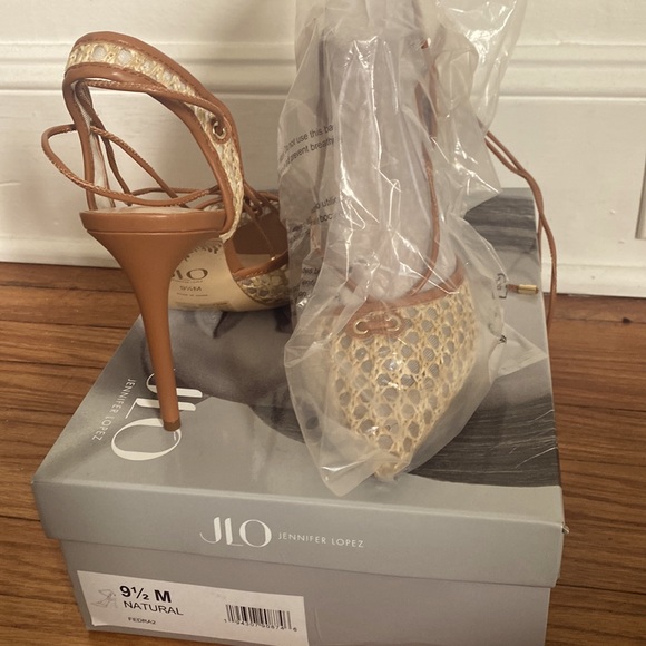 NWOT SPRING INTO SUMMER PUMP - Picture 1 of 3